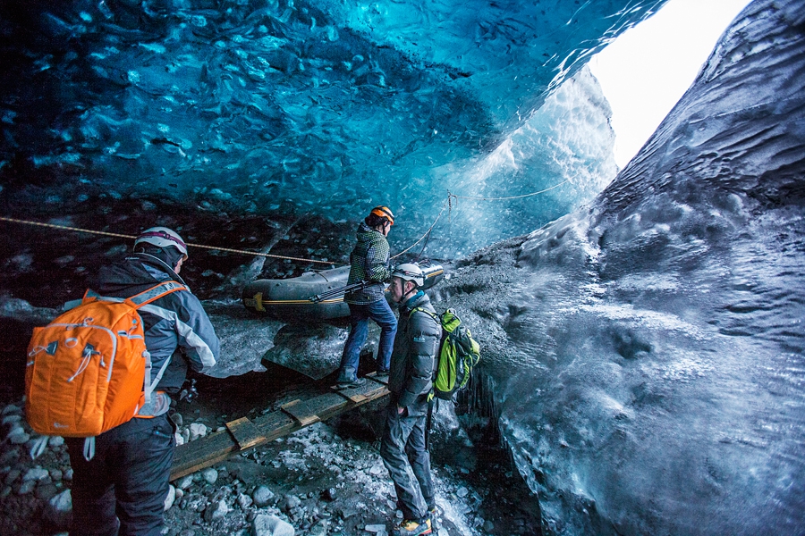 spacer po lodowej jaskini