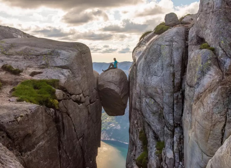 Kjerag i fiord Lysefjord