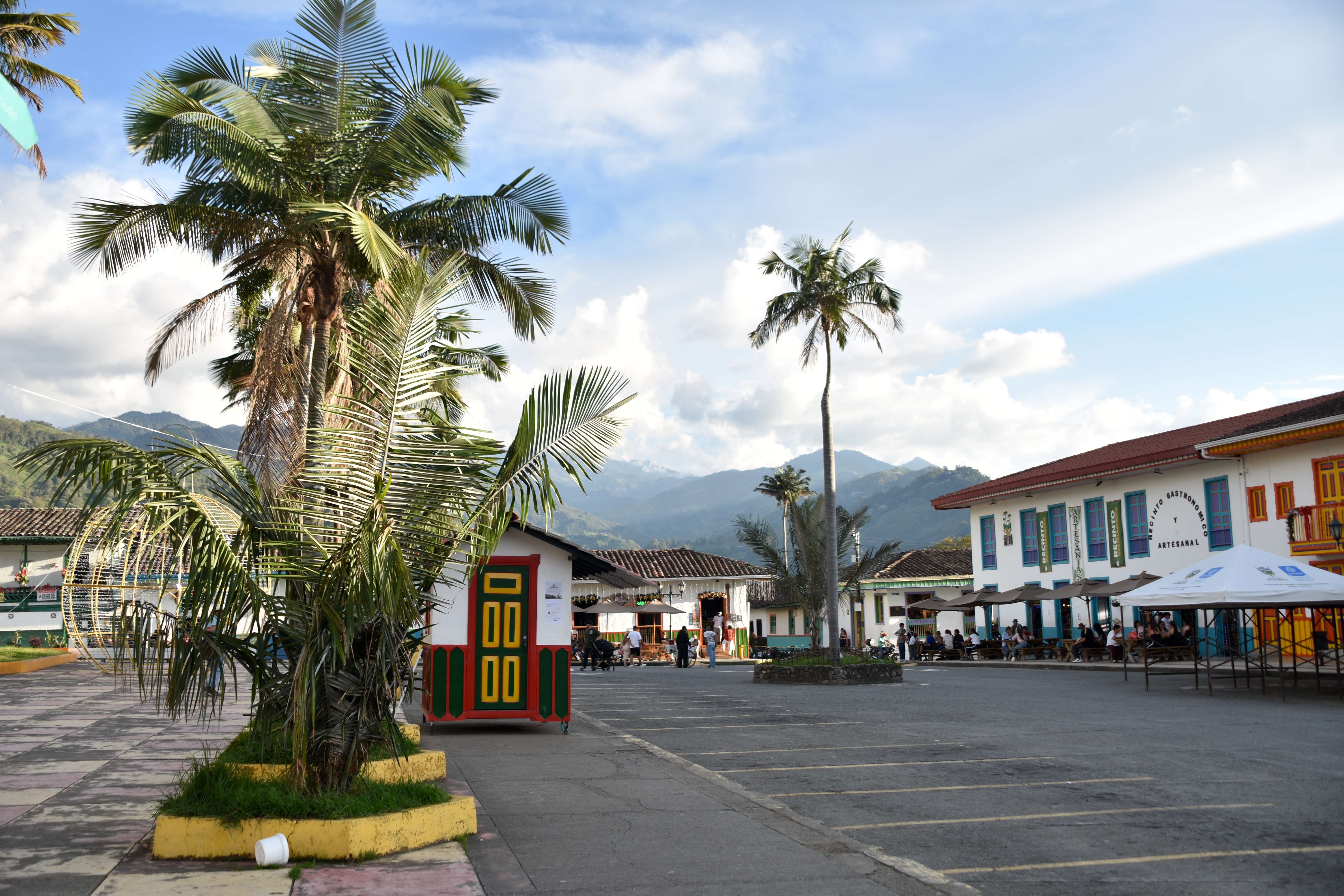 Gł&oacute;wny plac Plaza Bolivar z kolonialną architekturą