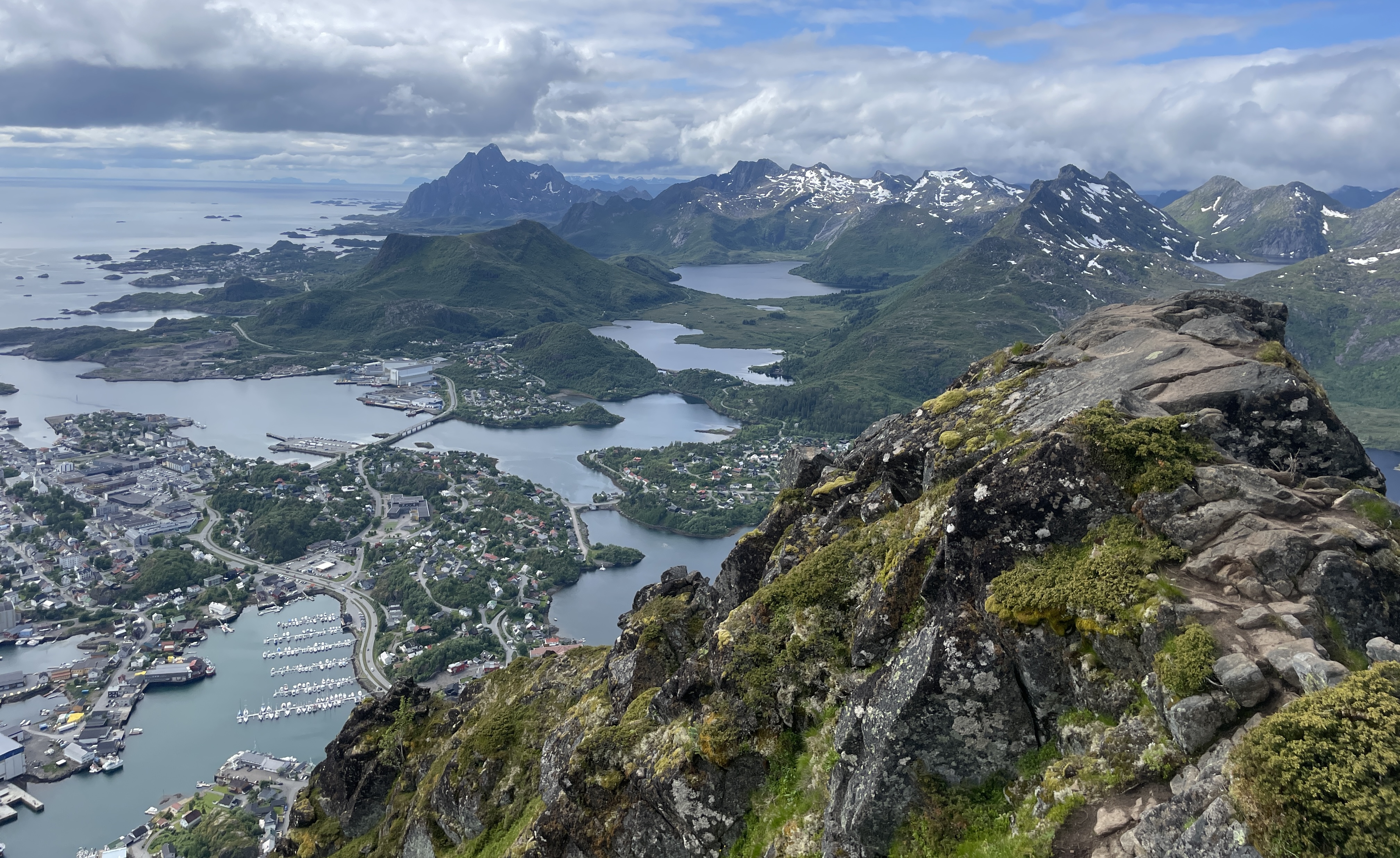 Widok ze szlaku na Fl&oslash;ya w Svolv&aelig;r, Lofoty