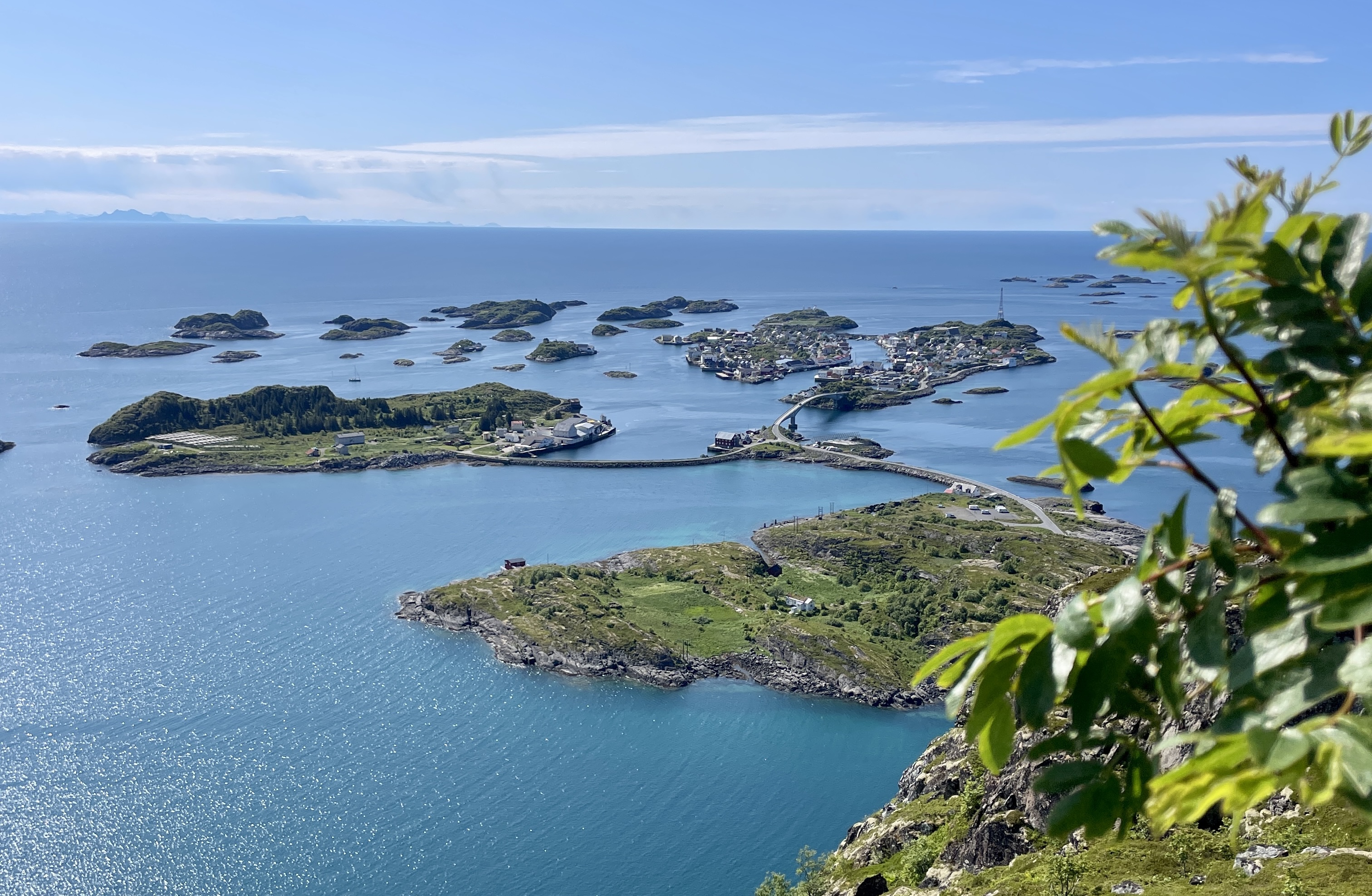 Trekking na Nipen z widokiem na Henningsv&aelig;r, Lofoty