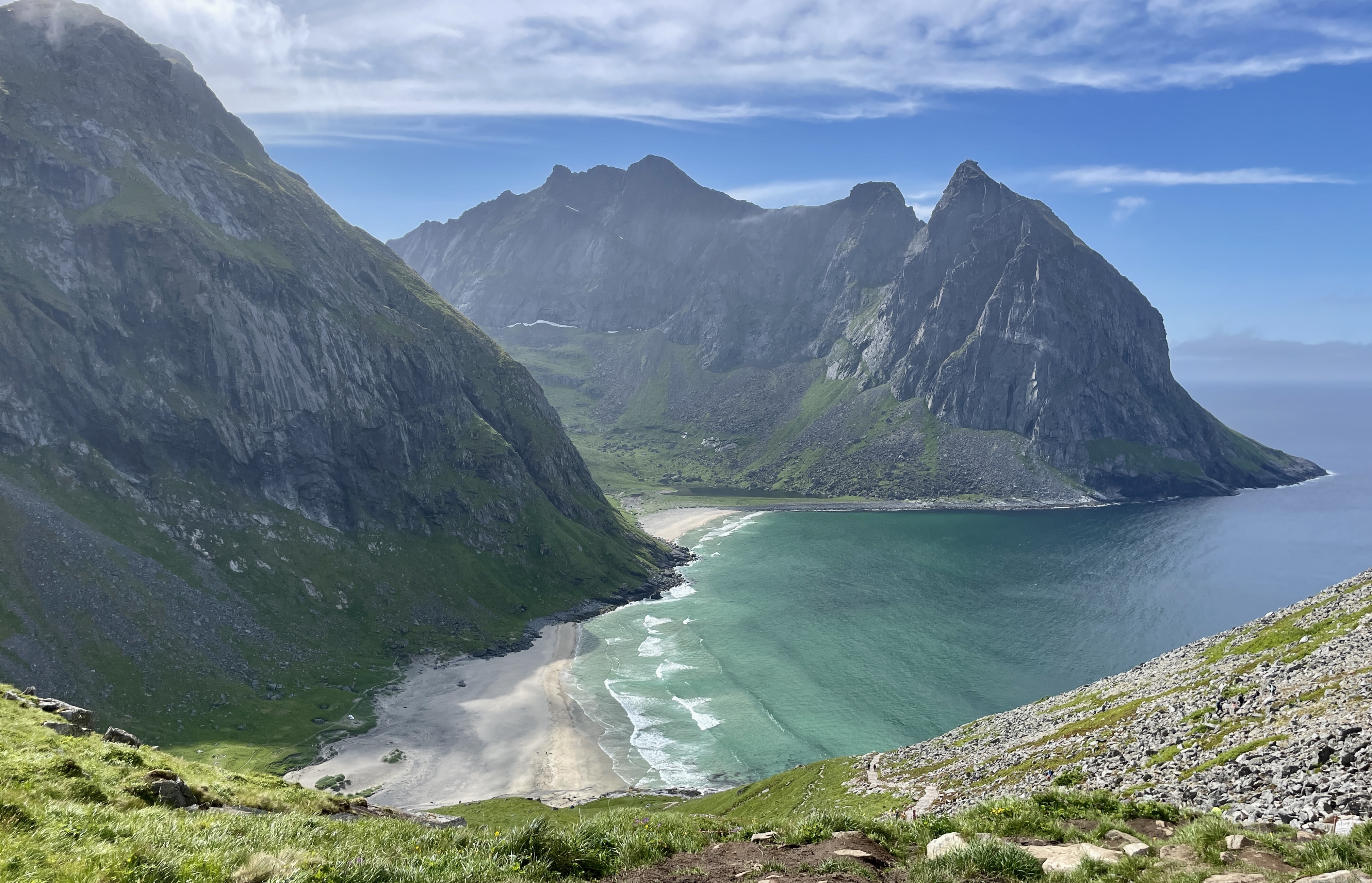 Dzika plaża Kvalvika otoczona klifami, Lofoty